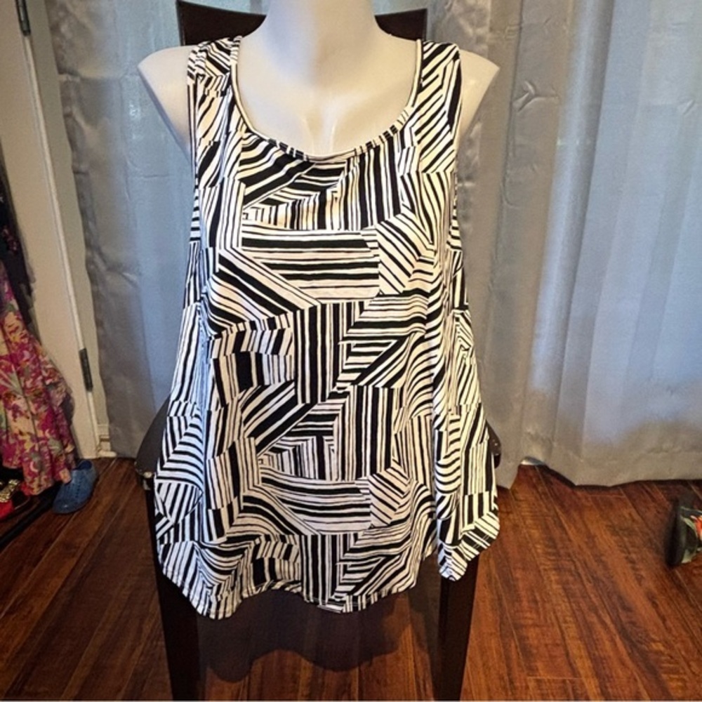 Black and White Geometric Women's Top